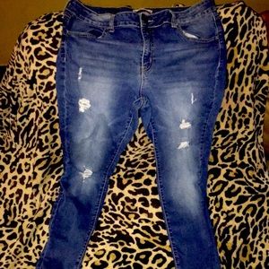 So low rise distressed ultimate jegging Size 17